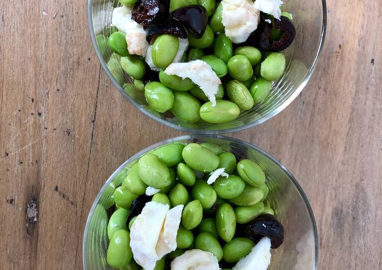 Salade de fèves, au chèvre et aux olives