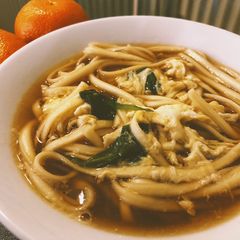 A picture of Japanese Udon with spinach and eggs.