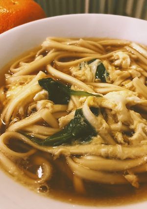 A picture of Japanese Udon with spinach and eggs.