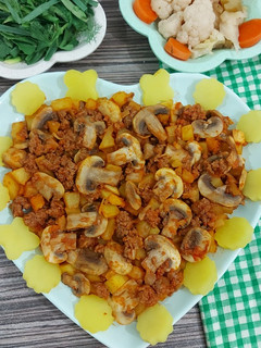 عکسی از دستور خوراک گوشت چرخ کرده و قارچ