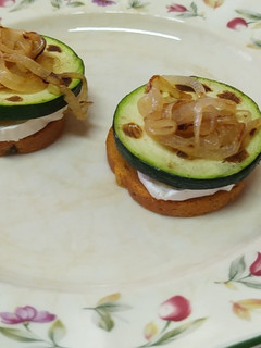 Una foto de Bocaditos de queso de cabra, calabacín y cebolla caramelizada