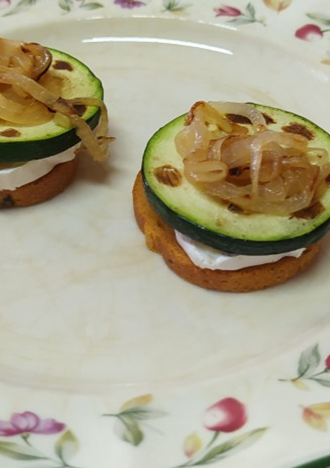 Una foto de Bocaditos de queso de cabra, calabacín y cebolla caramelizada