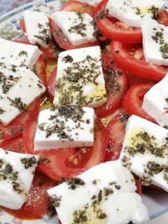 Una foto de 92. Ensalada de tomate con queso fresco artesano