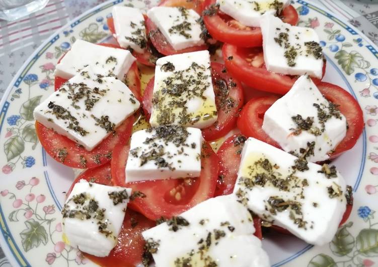 92. Ensalada de tomate con queso fresco artesano