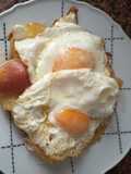 Huevos Rotos con Patatas a lo Pobre