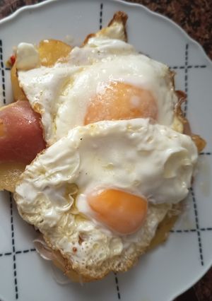 Una foto de Huevos Rotos con Patatas a lo Pobre