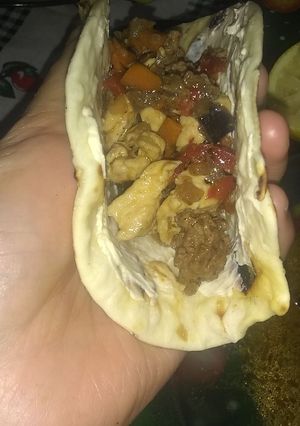 Una foto de Tacos de carne y pollo!