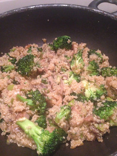 Una foto de Wok de verduras con Quinoa 🌟