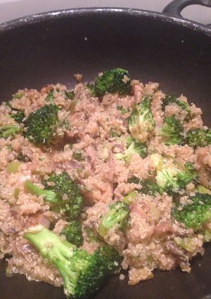 Una foto de Wok de verduras con Quinoa 🌟