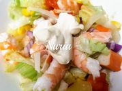 Una foto de ensalada de palmitos con maiz