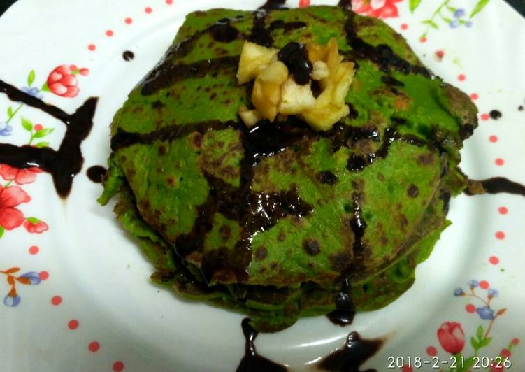 Palak pan cake with chocolate syrup