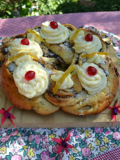 Una foto de Rosca de Pascuas rellena con pasas de uva y chocolate💕