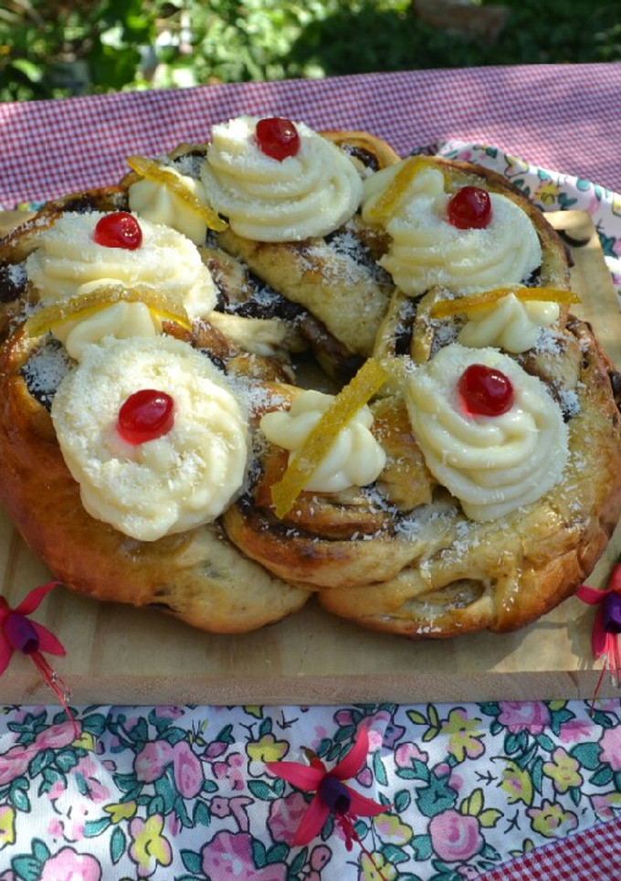 Una foto de Rosca de Pascuas rellena con pasas de uva y chocolate💕