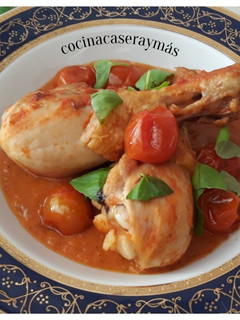 Una foto de Pollo con tomate y albahaca