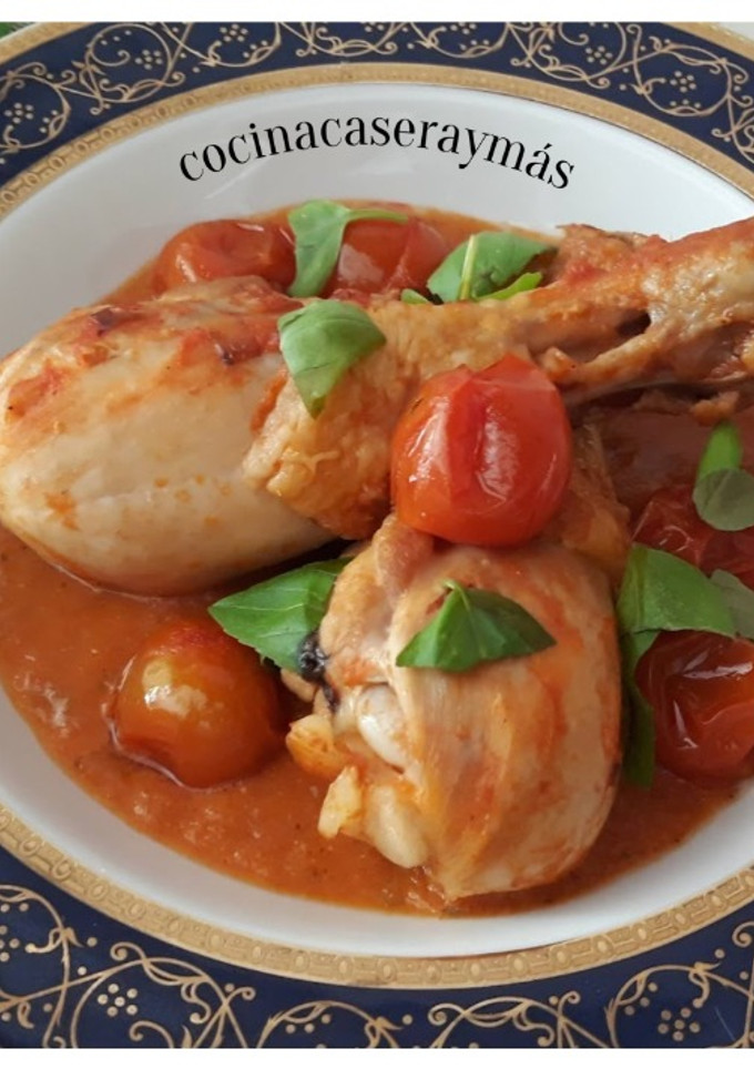 Una foto de Pollo con tomate y albahaca