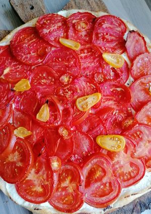 Une photo de Pizza à la tomate