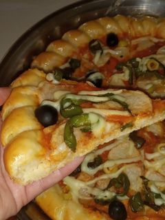 صورة لوصفة بيتزا بجوانب محشية