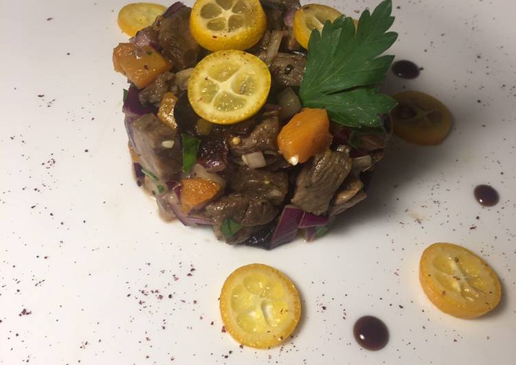 Салат из говядины с жареной тыквой и красным луком