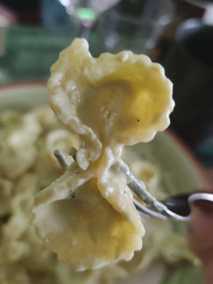 Una foto de Moñitas veganas con salsa de albahaca limón (🌱)