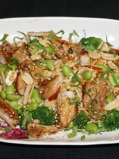 Una foto de Pollo a la plancha con brócoli y edamame