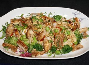 Una foto de Pollo a la plancha con brócoli y edamame