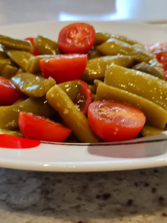 Una foto de Ensalada de judias verdes y tomates cherry