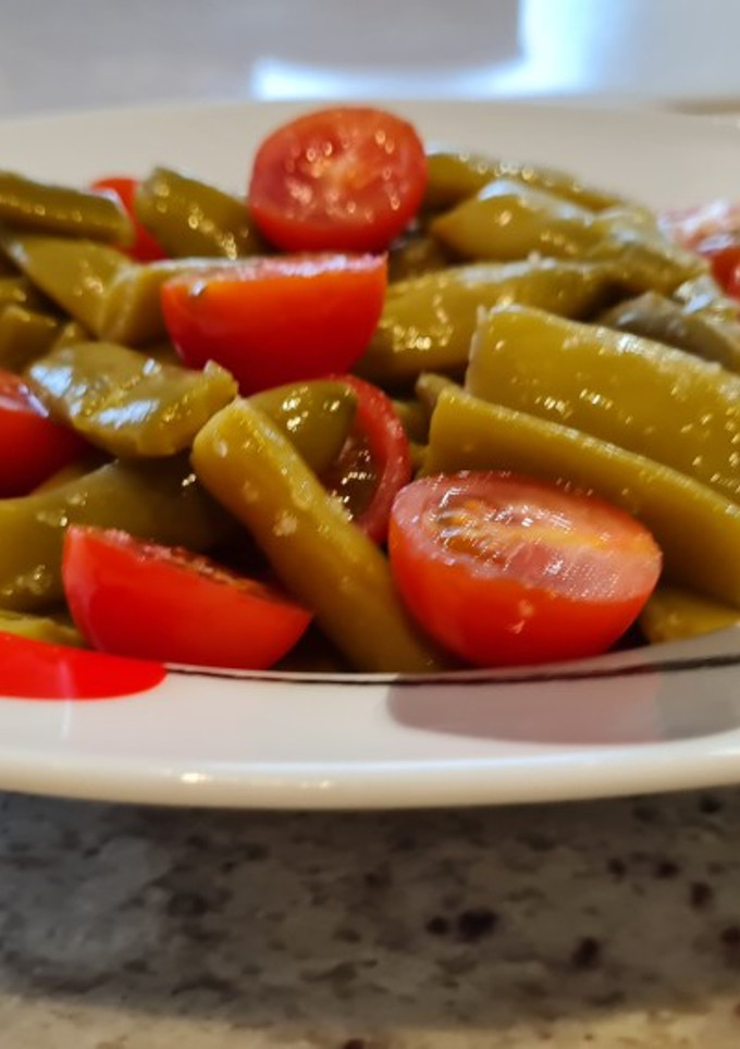 Una foto de Ensalada de judias verdes y tomates cherry