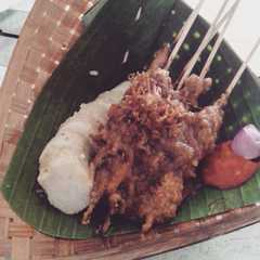 A picture of Sate ayam bumbu kacang.