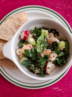 Una foto de Ensalada de espinacas, quinoa y camarones