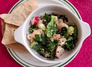 Una foto de Ensalada de espinacas, quinoa y camarones