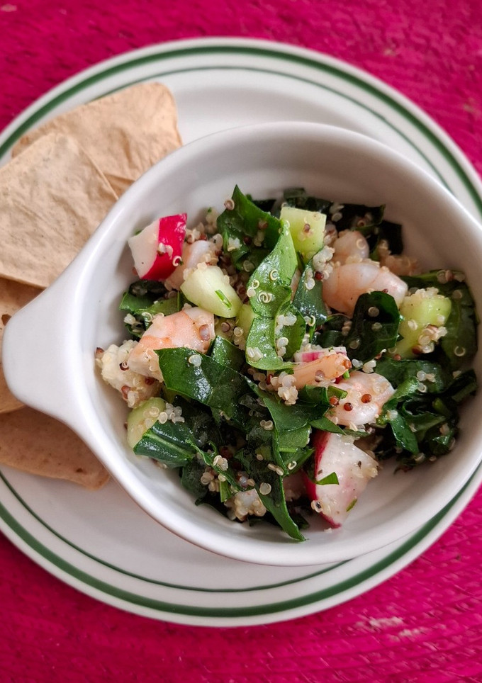 Una foto de Ensalada de espinacas, quinoa y camarones