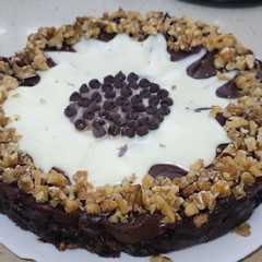 Una foto de Tarta de galletas y chocolate con nueces