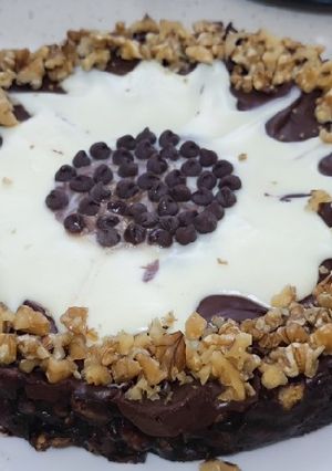 Una foto de Tarta de galletas y chocolate con nueces