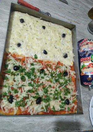 صورة لوصفة بيتزا كاري 🍕ميلونج الصلصة الحمراء والبيضاء