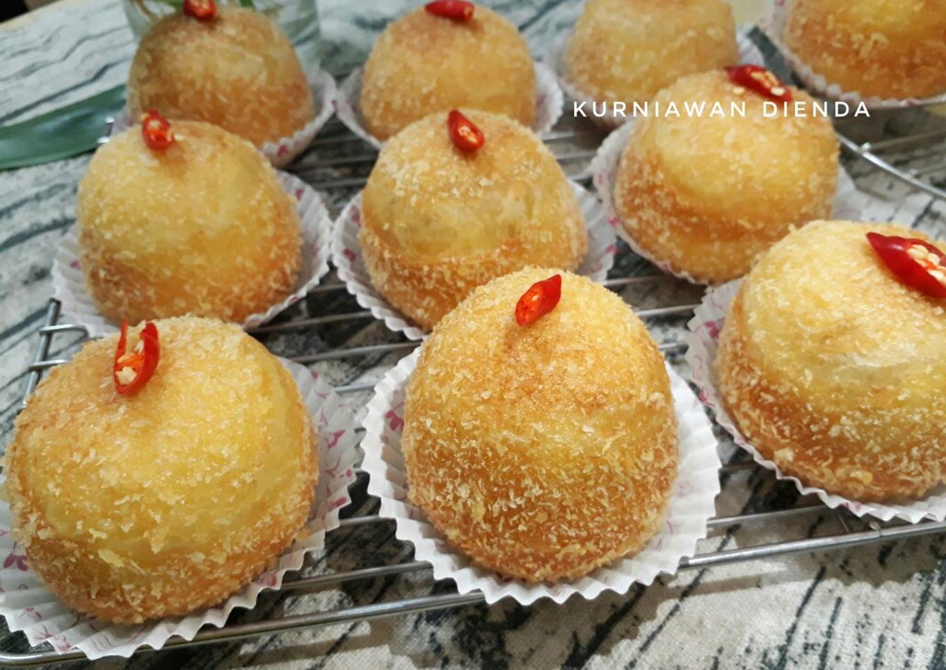 Roti goreng crispy isi ayam suwir