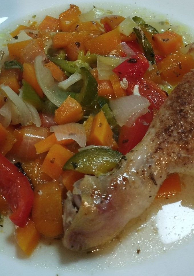 Una foto de Pollo al horno especiado con colchón de vegetales