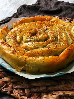 Una foto de Spanakopita pastel griego de espinacas y queso feta