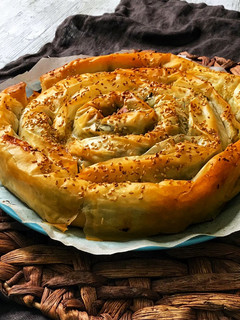Una foto de Spanakopita pastel griego de espinacas y queso feta
