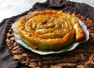 Foto principal de Spanakopita pastel griego de espinacas y queso feta