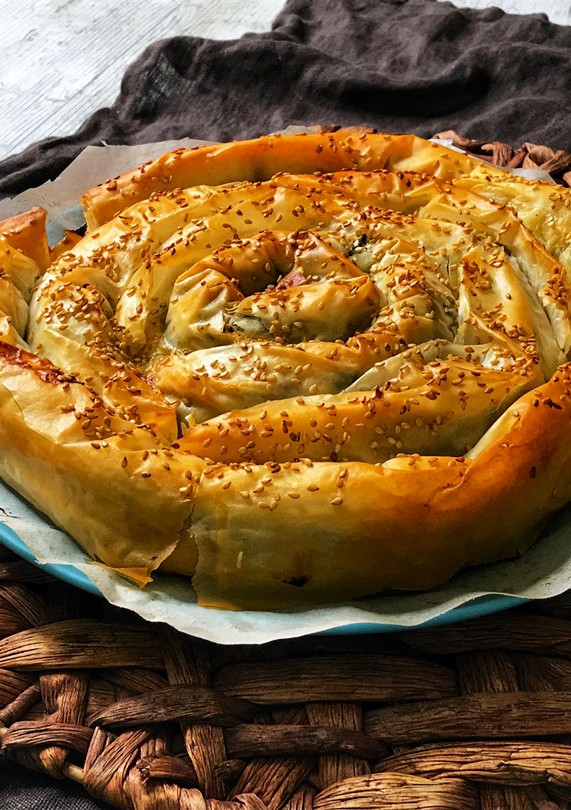 Una foto de Spanakopita pastel griego de espinacas y queso feta
