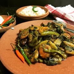 A picture of Pui Shaag Chingri Chorchori (Malabar Spinach Curry).
