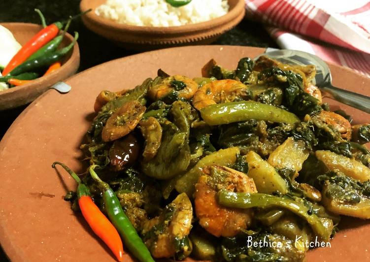 The Easiest and Tips for Beginner Pui Shaag Chingri Chorchori (Malabar Spinach Curry)
