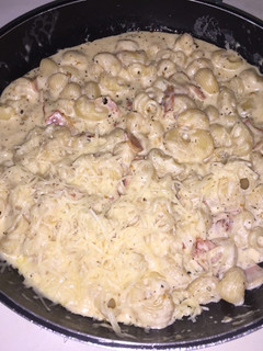 Una foto de Caracoles de pasta con salsa