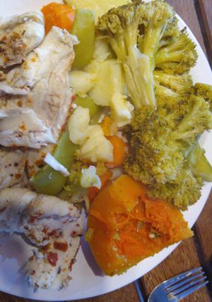 Una foto de Pescado gatuso y verduras al vapor