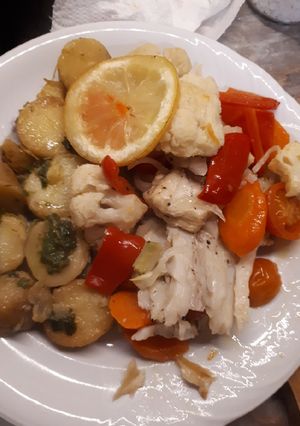 Nílusi sügér zöldségekkel sütve recept fotója
