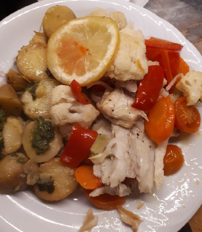 Nílusi sügér zöldségekkel sütve recept fotója