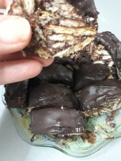 عکسی از دستور شکلات بیسکوبیتی مناسب پذیرایی🍫🍫