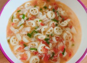 Hình của món Soup nui nấu thịt cua rời và cà chua.