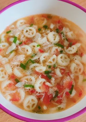 Hình của món Soup nui nấu thịt cua rời và cà chua.