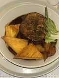 Medalhão de carne com ananás caramelizado